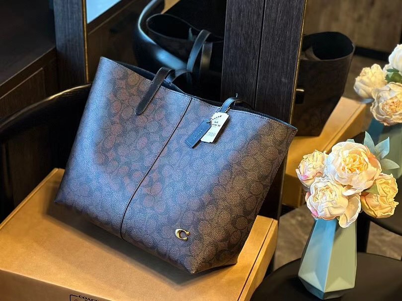 COACH North 32 Tote Bag