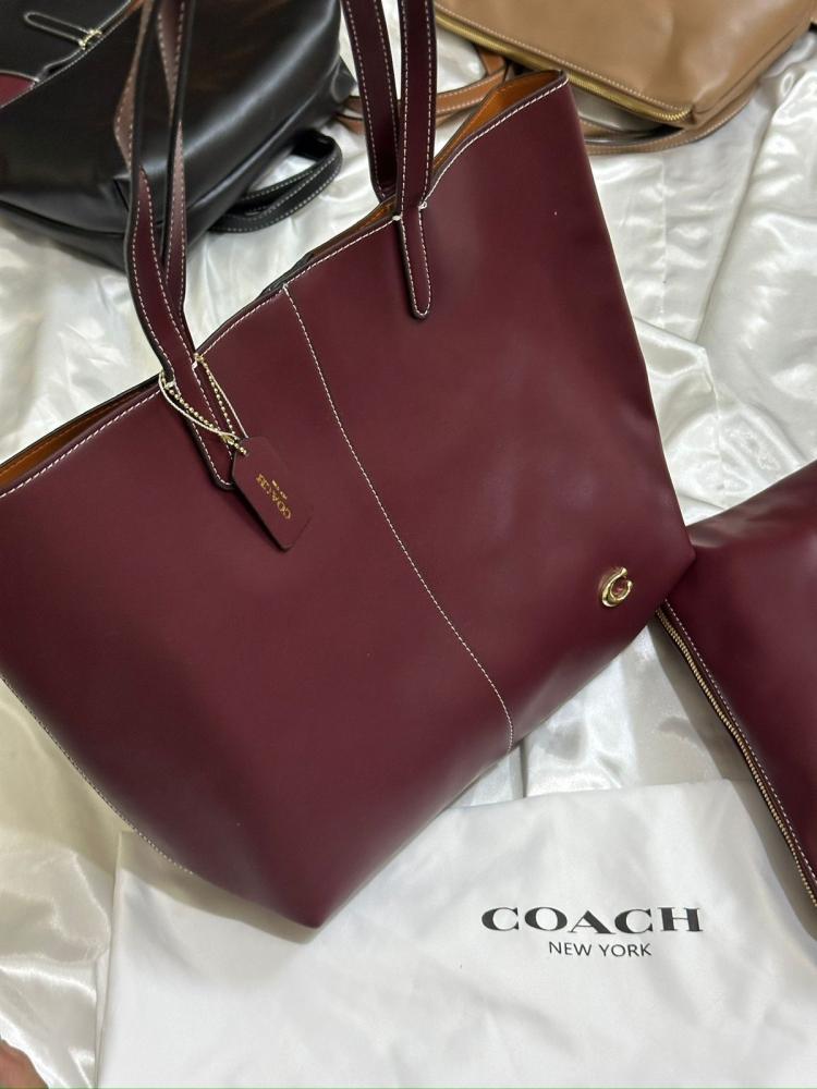 COACH North 32 Tote Bag (Mehroon)